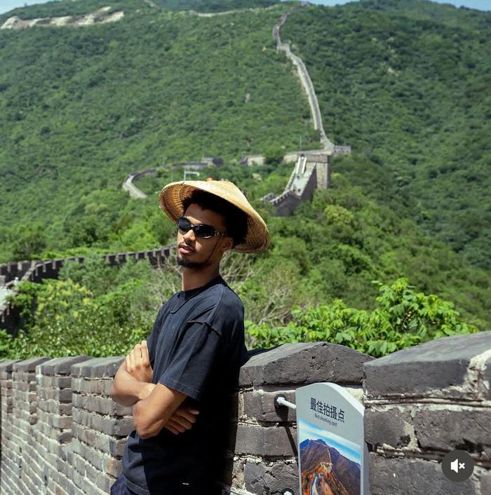 文班亚马晒少林寺之旅照，天安门留影获289万点赞