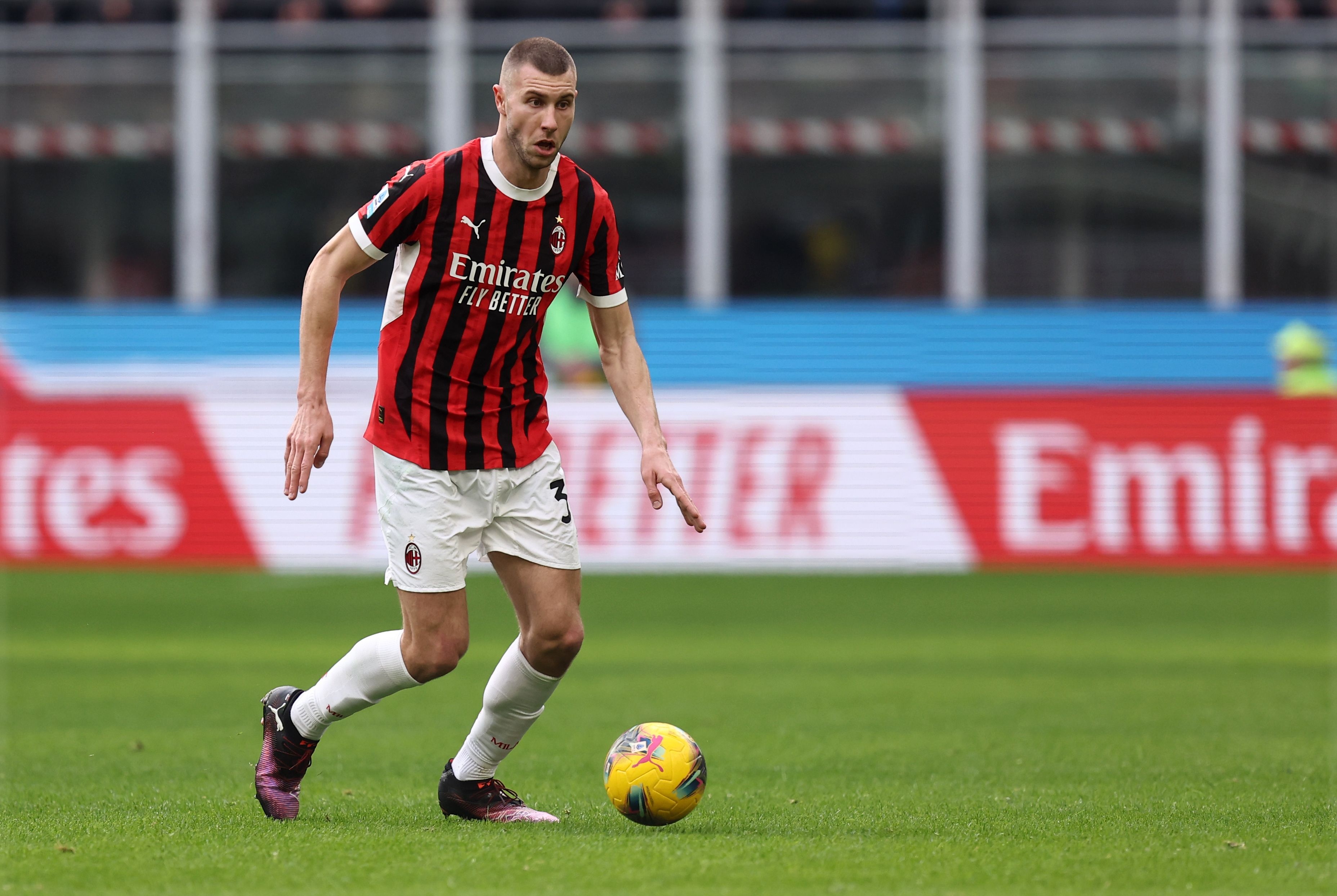 乐鱼-缝了9针！意媒：帕夫洛维奇身体状况需每天监测，出战科莫存疑