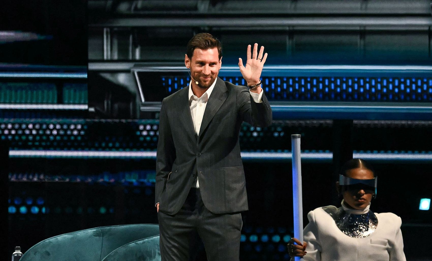 世体：梅西收购科内利亚已获批准，但因“反皮克法”无法为之出场