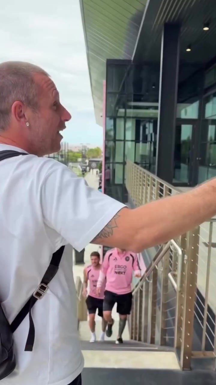 乐鱼-笑得真灿烂😄卡萨诺带儿子造访迈阿密训练基地，与梅西亲密拥抱