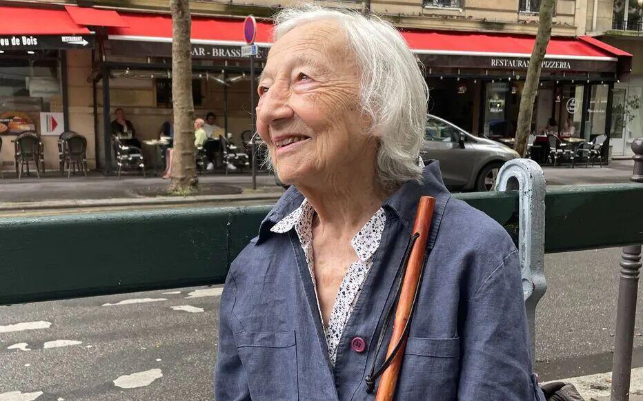 乐鱼体育-巴黎街头一群足球流氓围着90岁老奶？看似惊险其实很暖！